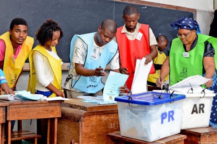 Eleições Moçambique. Observadores dizem que "fraca presença de delegados de candidatura" pode afetar transparência
