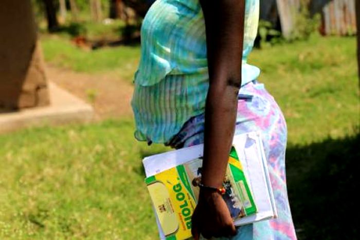 Menina de 13 anos grávida após sucessivos abusos sexuais do próprio pai e de um vizinho