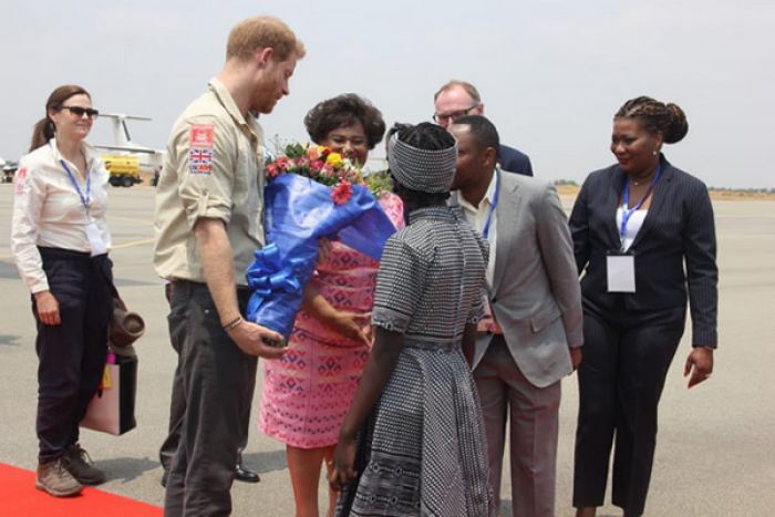 Harry pede em Angola "esforços redobrados” para deixar as minas nos livros de História “para sempre”