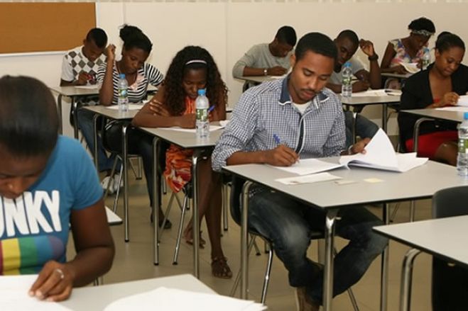 Estudantes angolanos dizem que gratuitidade do ensino foi “barbaramente sacrificada”