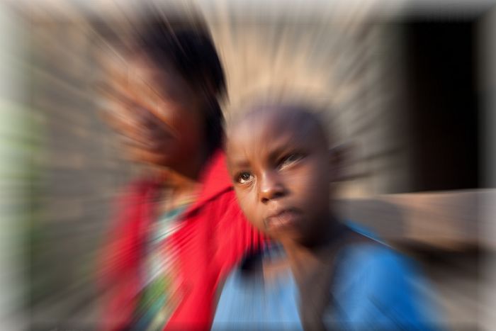 Menor de idade infectada com VIH por uma babá