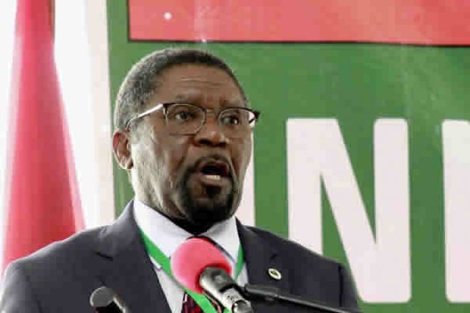 Isaías Samakuva diz que "é um africano diferente" e critica jornalistas e analistas