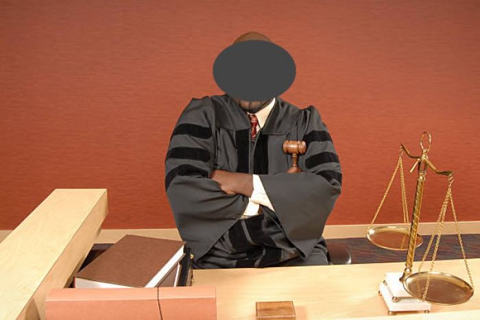 Juiz angolano que agrediu amigo demitido por conduta inadequada