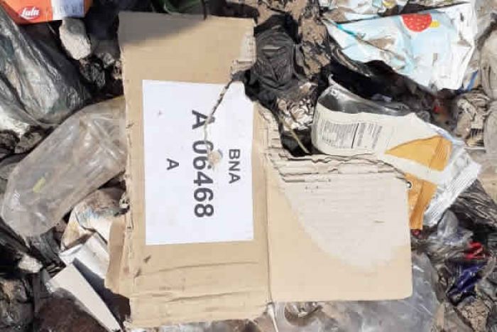 Meninos de rua apanham caixa contendo dólares no lixo do mercado dos Correios