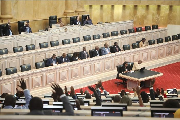 Parlamento recomenda que aumento dos preços dos transportes seja progressivo