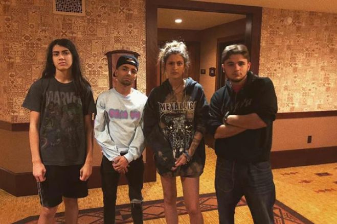 Filhos de Michael Jackson posam juntos em foto rara de família