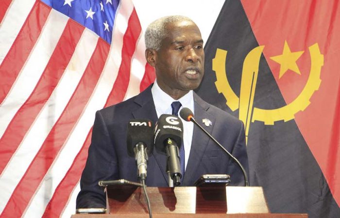 Os angolanos não recebem aulas de democracia do embaixador Norte Americano.