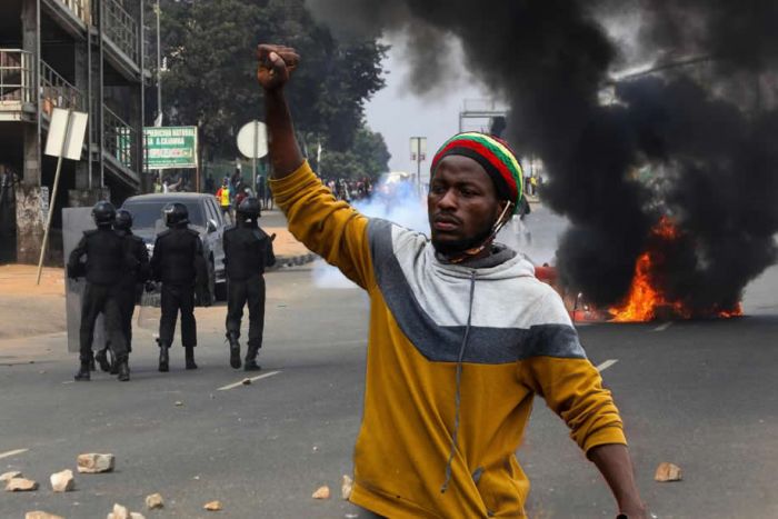 "A voz que quebra o silêncio e atira a culpa longe"