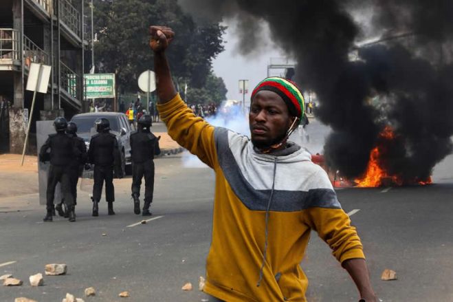 "A voz que quebra o silêncio e atira a culpa longe"