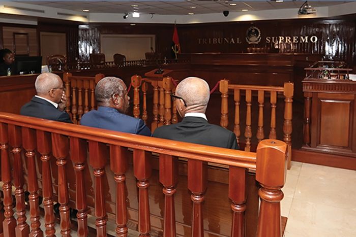 Tribunal mantém interdição de saída do país dos generais "Dino" e "Kopelipa"