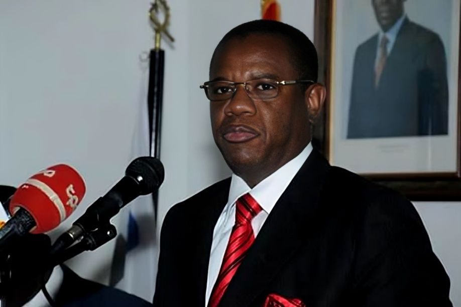 Carlos Feijó propõe investigação sobre constitucionalismo angolano