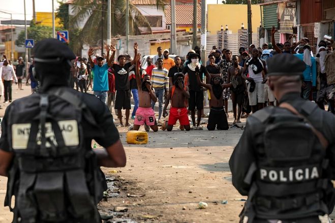 Polícia angolana vai investigar as mortes de 30 pessoas após protestos e pilhagens