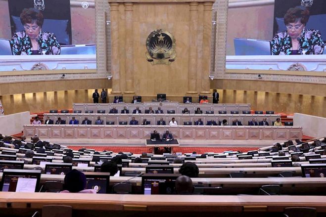 Parlamento angolano condena tumultos, MPLA elogia polícia e UNITA culpa PR