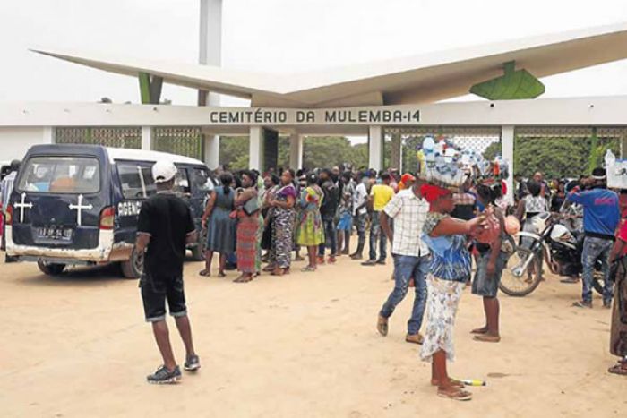 Agente da PN espancado por cidadãos quando tentava impedir a entrada de centenas de pessoas no cemitério do 14