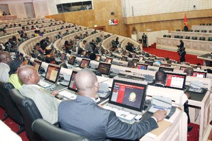 Baixa do preço do petróleo é preocupação geral - Comissão de Economia e Finanças do Parlamento