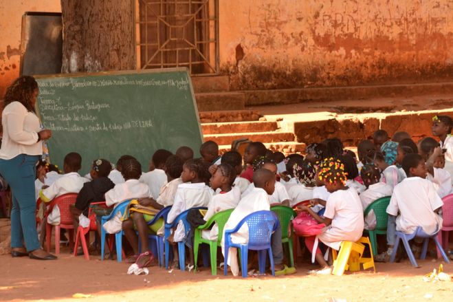 Governo angolano “incapaz” de assegurar direito à educação em 50 anos de independência - UNITA