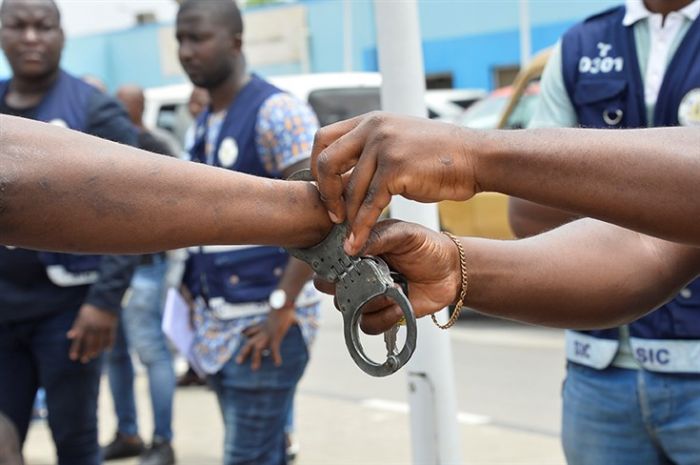 Pelo menos 17 elementos da polícia e da fiscalização foram detidos