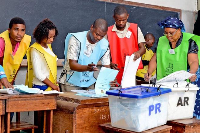 Moçambique: Observadores da Decide recusam entregar atas para não “legitimar a fraude”