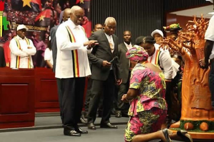 José Eduardo dos Santos está a ser "vítima do sistema" criado por si