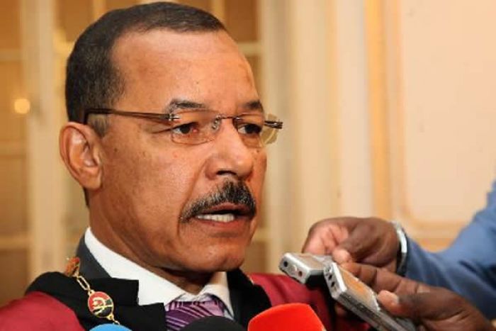 Analistas criticam antigo presidente do TC por denunciar "tarde" os problemas na Constituição de 2010