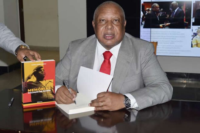 General Higino Carneiro, autografa livro sobre suas memórias