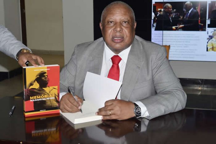 General Higino Carneiro, autografa livro sobre suas memórias