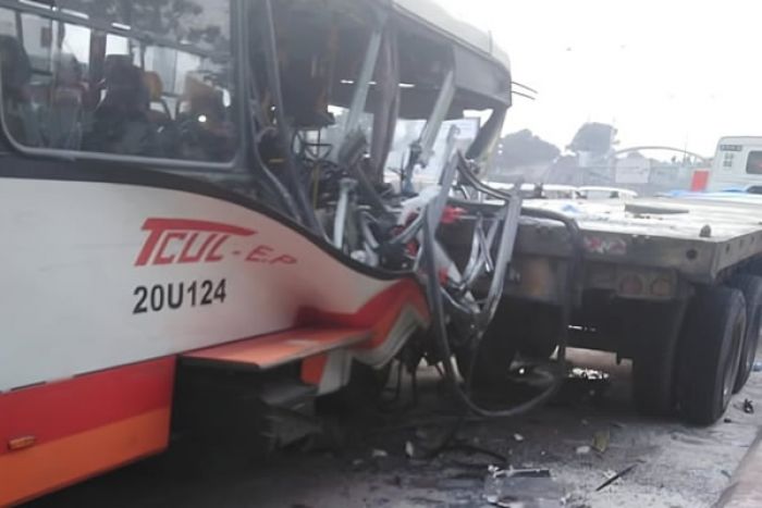 Acidente com autocarro e camião de Arroz em Viana deixa cinco mortos e 20 feridos