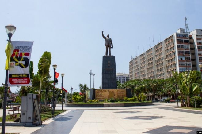 Uma proposta infantil: Estátuas de Holden Roberto e Savimbi no Largo da Independência