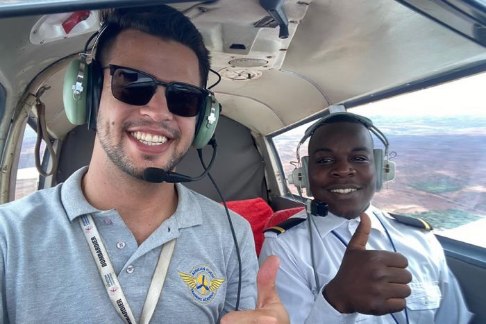 TAAG promove formação de pilotos jovens