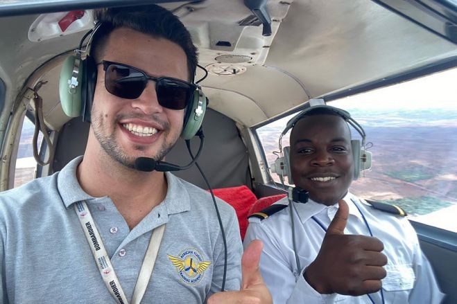 TAAG promove formação de pilotos jovens