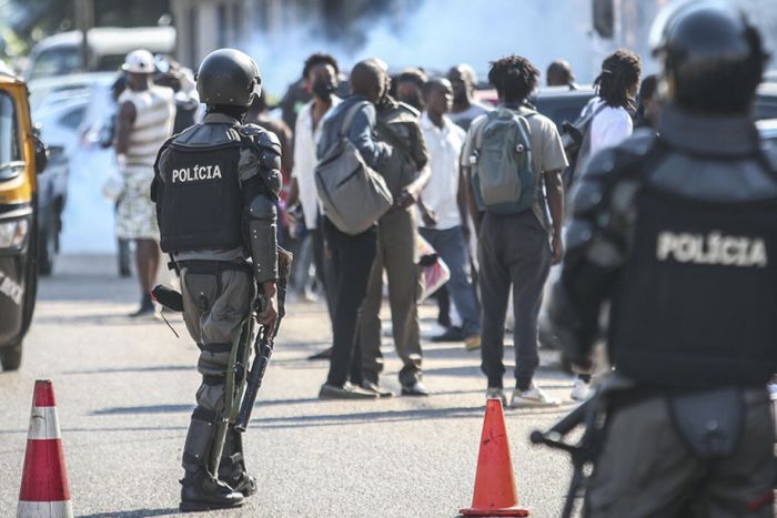 Polícia moçambicana recorre a tiros e gás lacrimogéneo para retirar antigos guerrilheiros da sede da Renamo