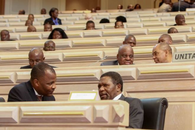 Oposição quer discutir as autarquias antes do fim do ano legislativo