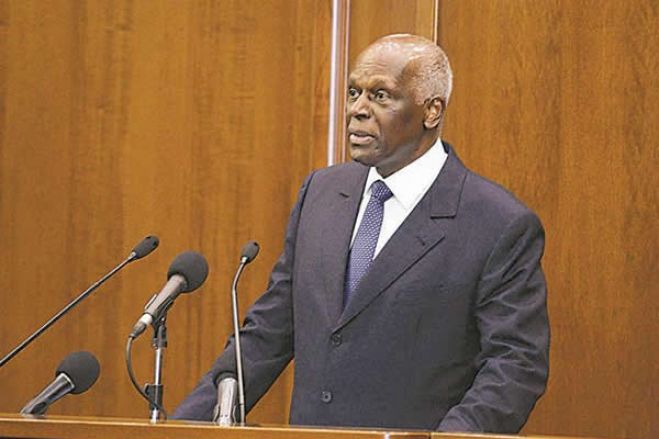 JES, o "hábil gestor de silêncios", está de volta a Angola e calado