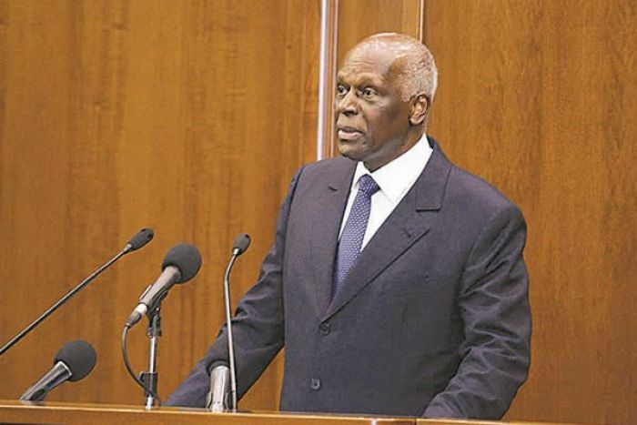 JES, o "hábil gestor de silêncios", está de volta a Angola e calado