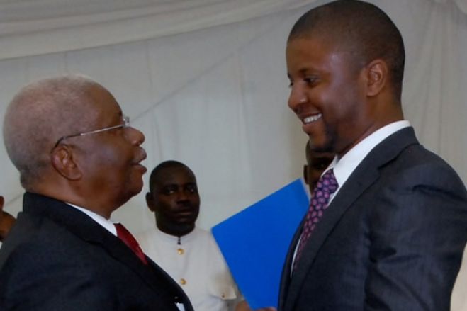 Ndambi Guebuza e Armando Guebuza (esquerda)