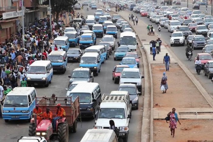 Valor do "selo" do carro em Angola inalterado e com mais um mês para pagamento