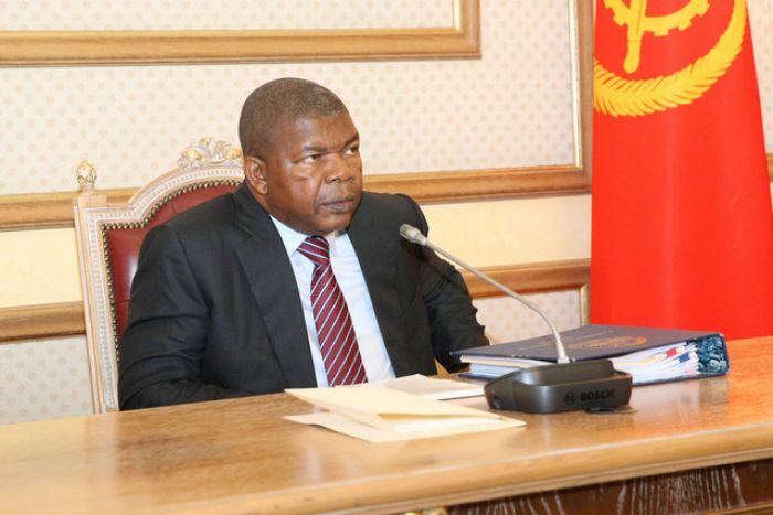 Governo vai "ajustar" salários na Função Pública em janeiro, salário mínimo sobe 57%