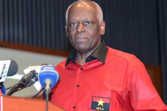 Eduardo dos Santos assume erros mas sai da presidência do MPLA de "cabeça erguida"