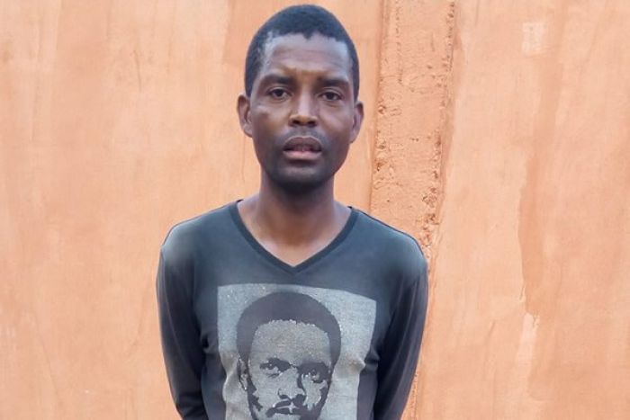 Ativista pede indeminização por alegada discriminação em restaurante