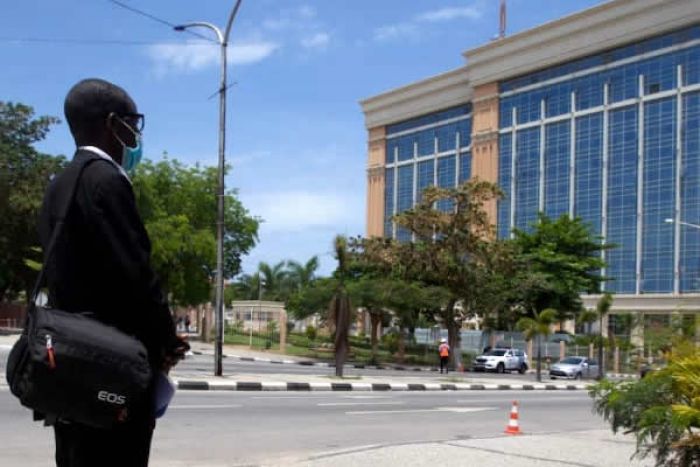 Pai de Inocêncio de Matos suspende vigília defronte à PGR após promessa de nova autópsia