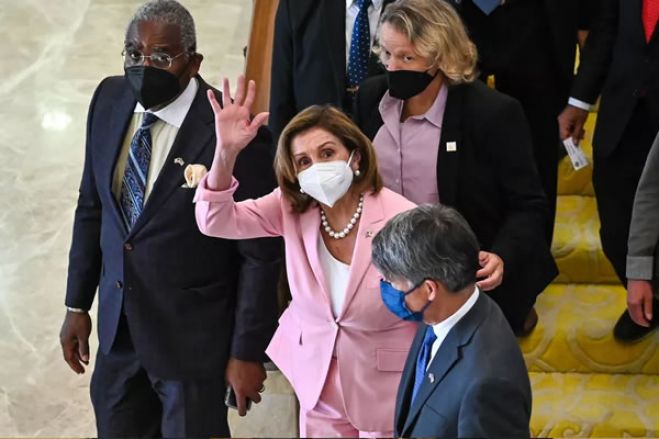 Líder do Congresso dos EUA aterra em Taiwan apesar de ameaças da China