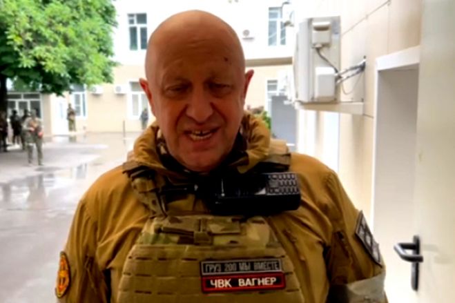 Mercenários do grupo Wagner suspende movimentações após negociar com Lukashenko