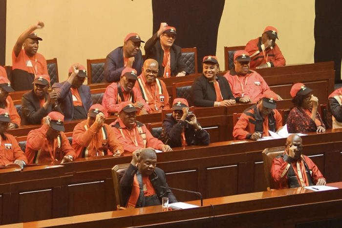 João Lourenço abre guerra contra "mais velhos" do MPLA