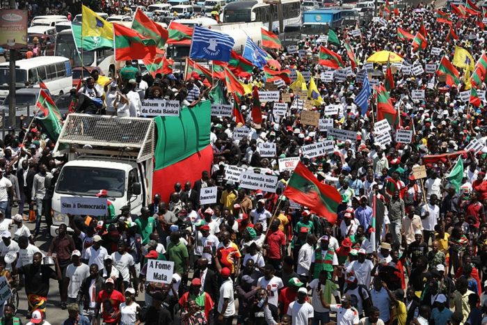 Milhares de angolanos protestam em Luanda contra fome e violação dos direitos em Angola