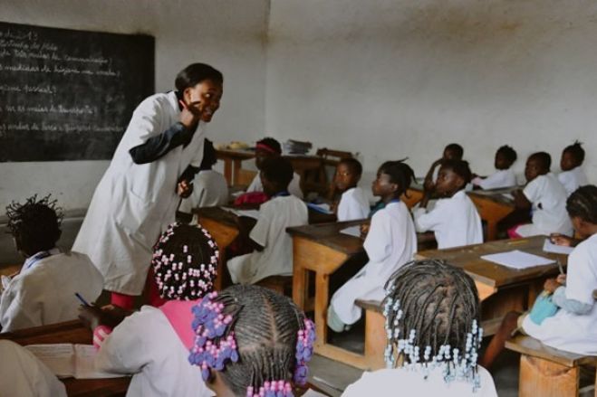 Angola tem défice de mais de 2.500 escolas e 60 mil professores - Ministra da Educação