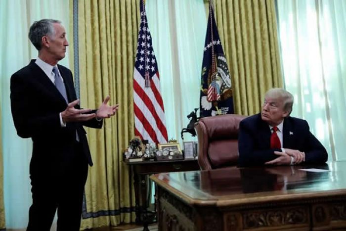 Donald Trump e o CEO da farmacêutica Gilead durante reunião na Casa Branca