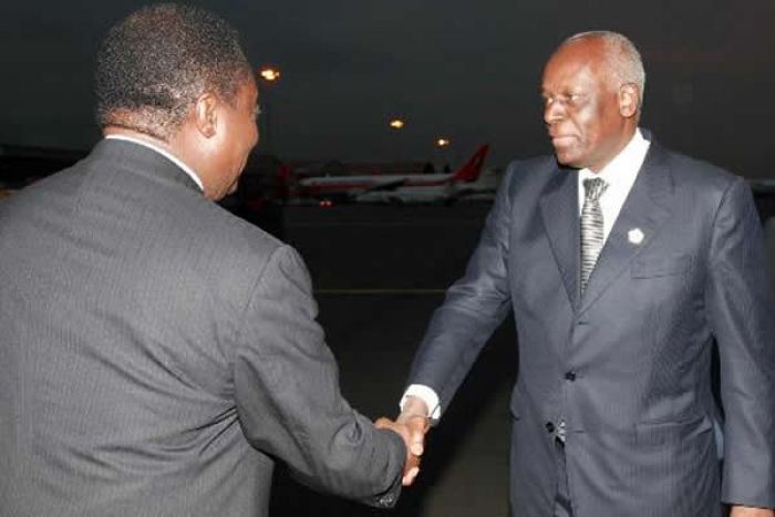 José Eduardo dos Santos regressa a Barcelona para consultas médicas