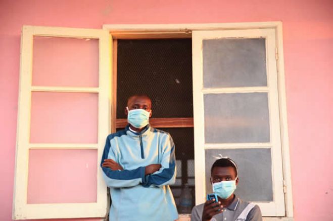 "É melhor morrer da doença do que morrer de fome". Angolanos desafiam restrições