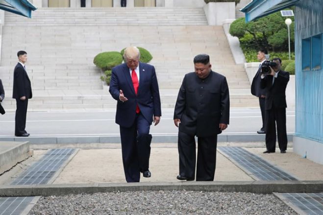 "É um grande dia". Trump pisa a Coreia do Norte e convida Kim a ir aos EUA