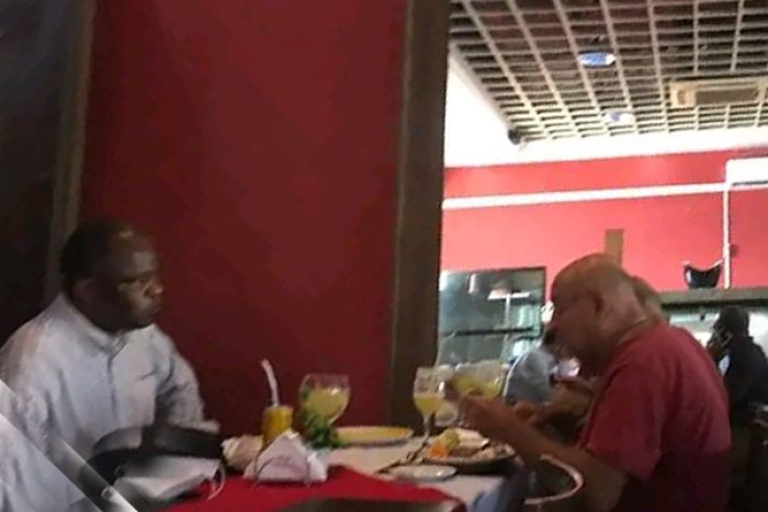 Rui Galhardo e José Katchiungo "apanhados" em restaurante no Nova Vida